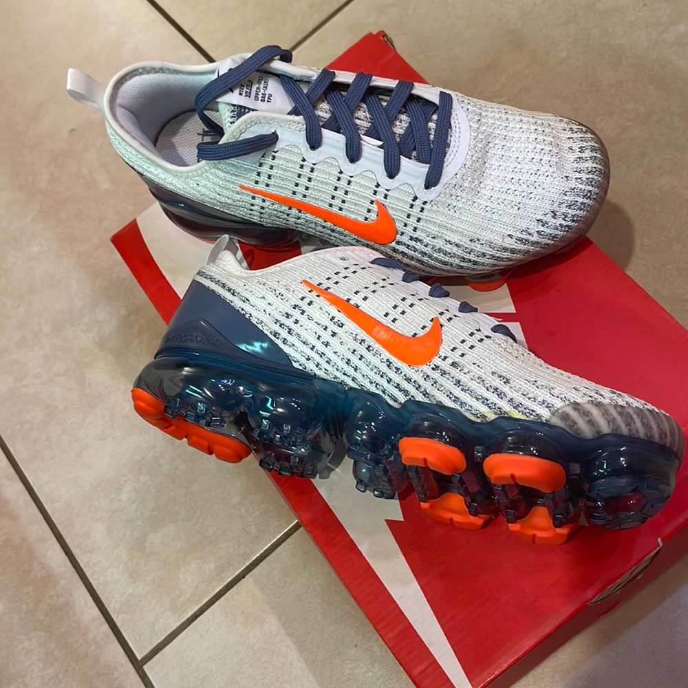 I’m selling these Nike sneakers